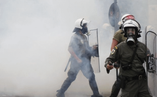 Άνδρες των ΜΑΤ έριξαν δακρυγόνο σε πούλμαν οπαδών της Μαρσέιγ
