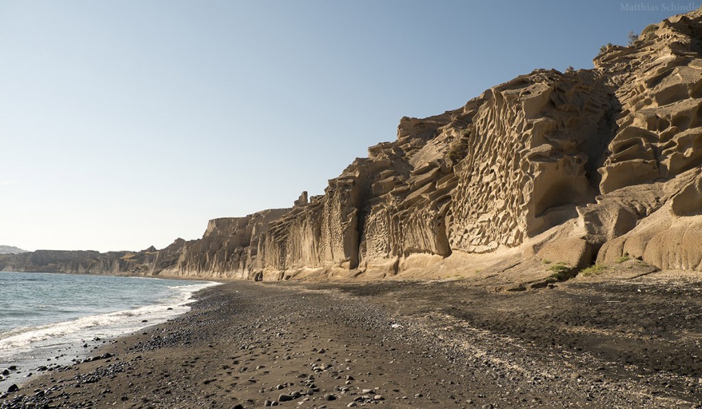 Καημένη Σαντορίνη: Πάνε να χτίσουν άλλες εκατό βίλες στον βράχο της Βλυχάδας