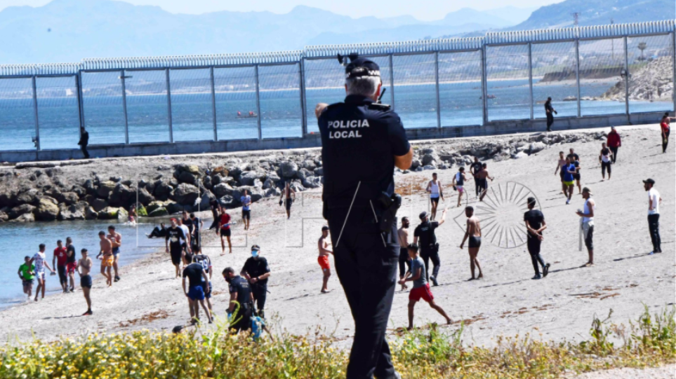 Ισπανία: Ο Σάντσεθ απέλασε 2.700 μετανάστες σε μια μέρα ceuta spain migrants