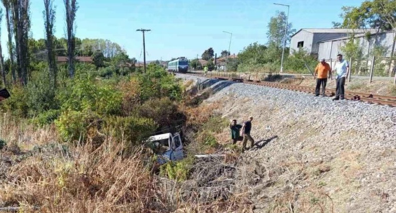 Tρένο παρέσυρε αγροτικό σε αφύλακτη διάβαση μέσα στο Σουφλί