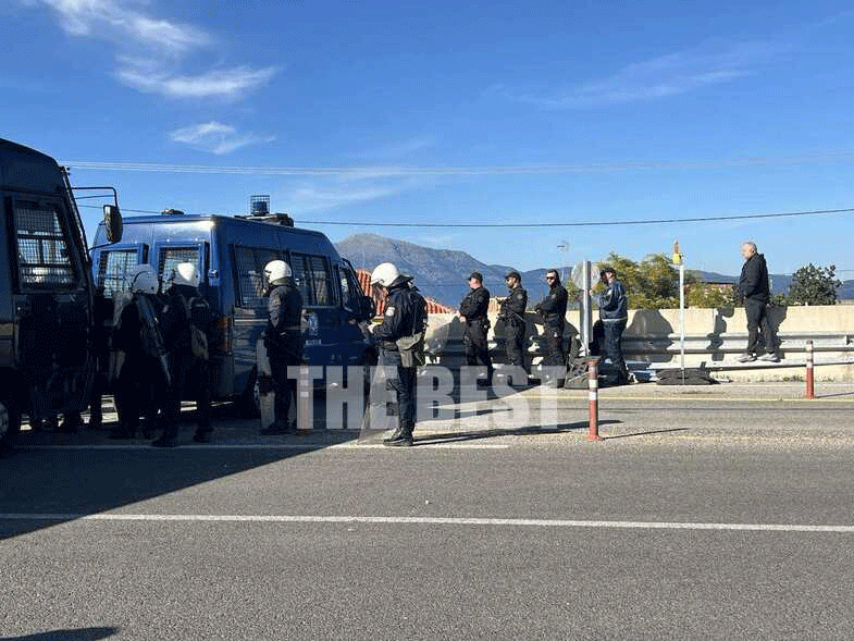 Επεισόδια στη Γέφυρα Ρίου - Αντιρρίου: Η ΕΛΑΣ μπλόκαρε τα τρακτέρ, πέρασαν με τα πόδια οι αγρότες, έπεσαν χημικά και κρότου λάμψης