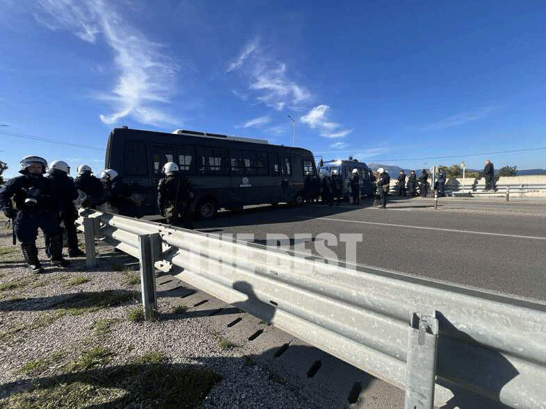 Επεισόδια στη Γέφυρα Ρίου - Αντιρρίου: Η ΕΛΑΣ μπλόκαρε τα τρακτέρ, πέρασαν με τα πόδια οι αγρότες, έπεσαν χημικά και κρότου λάμψης